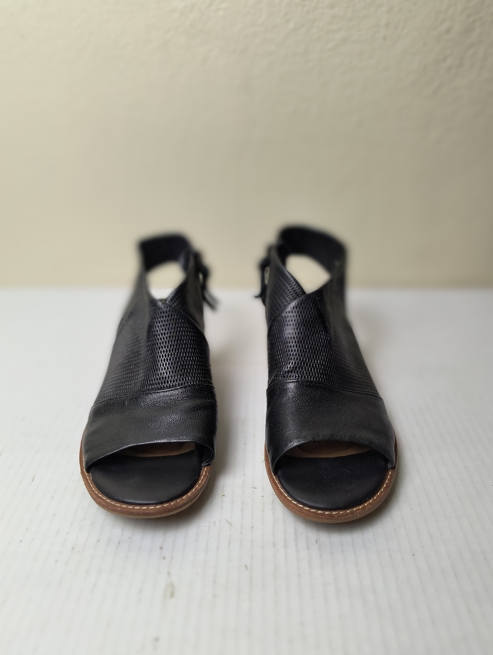 Sofft 7.5M Black Open-Toe Leather Mule Sandals - Picture 5 of 13